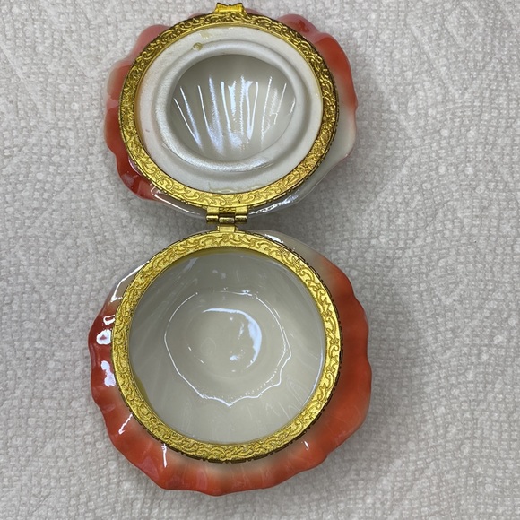 Vintage clam shell porcelain trinket box - Picture 2 of 4